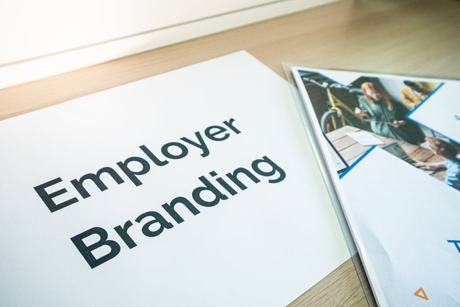 Een team dat samenwerkt met behulp van geavanceerde HR-tools voor hogere medewerker betrokkenheid en tevredenheid.