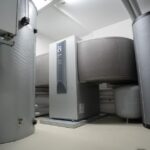 Rippenrohrheizkörper in een industriële omgeving voor optimale verwarming.