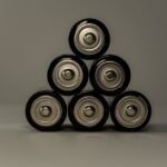 Een moderne thuisbatterij die energie opslaat voor gebruik in huis, met een focus op duurzaamheid en besparing.