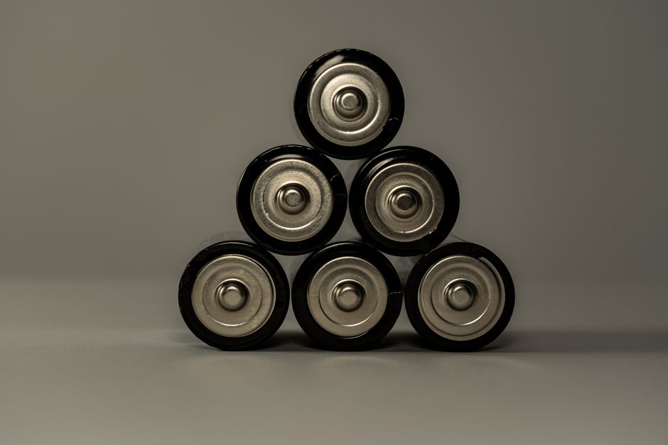 Een moderne thuisbatterij die energie opslaat voor gebruik in huis, met een focus op duurzaamheid en besparing.